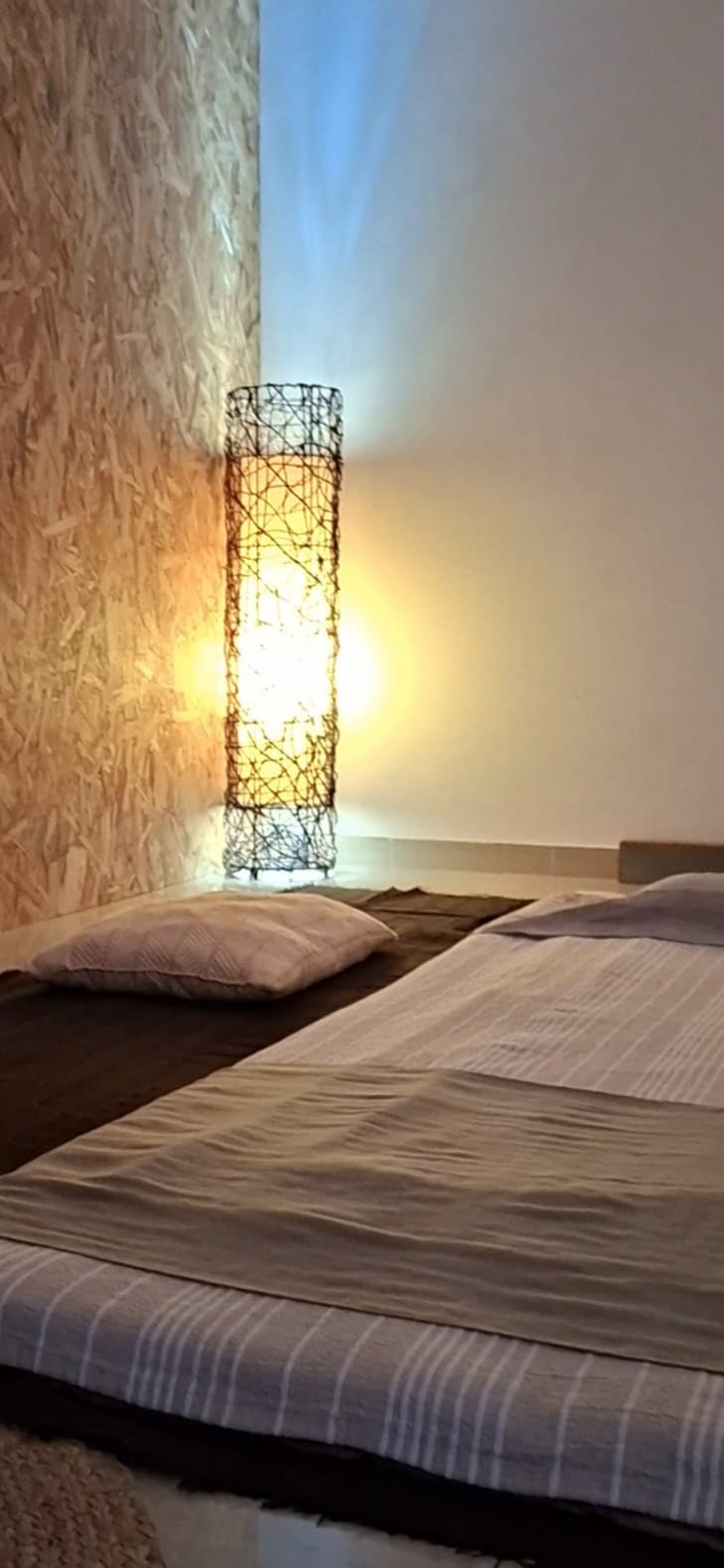 Marquesa de massagem com iluminação ambiente suave no gabinete