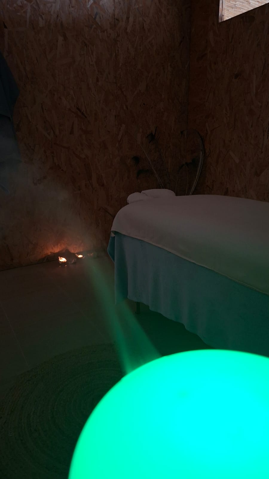 Gabinete de massagens com iluminação ambiente azul e verde