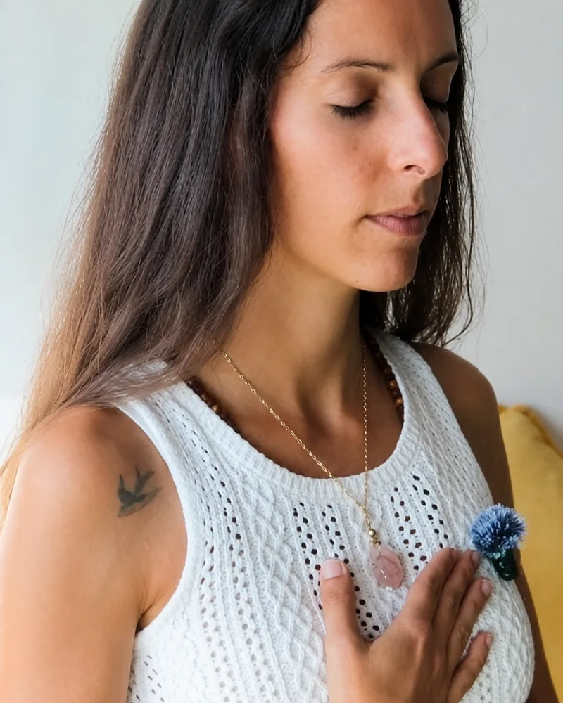Sofia Anjos, terapeuta natural e instrutora de yoga, com a mão sobre o peito