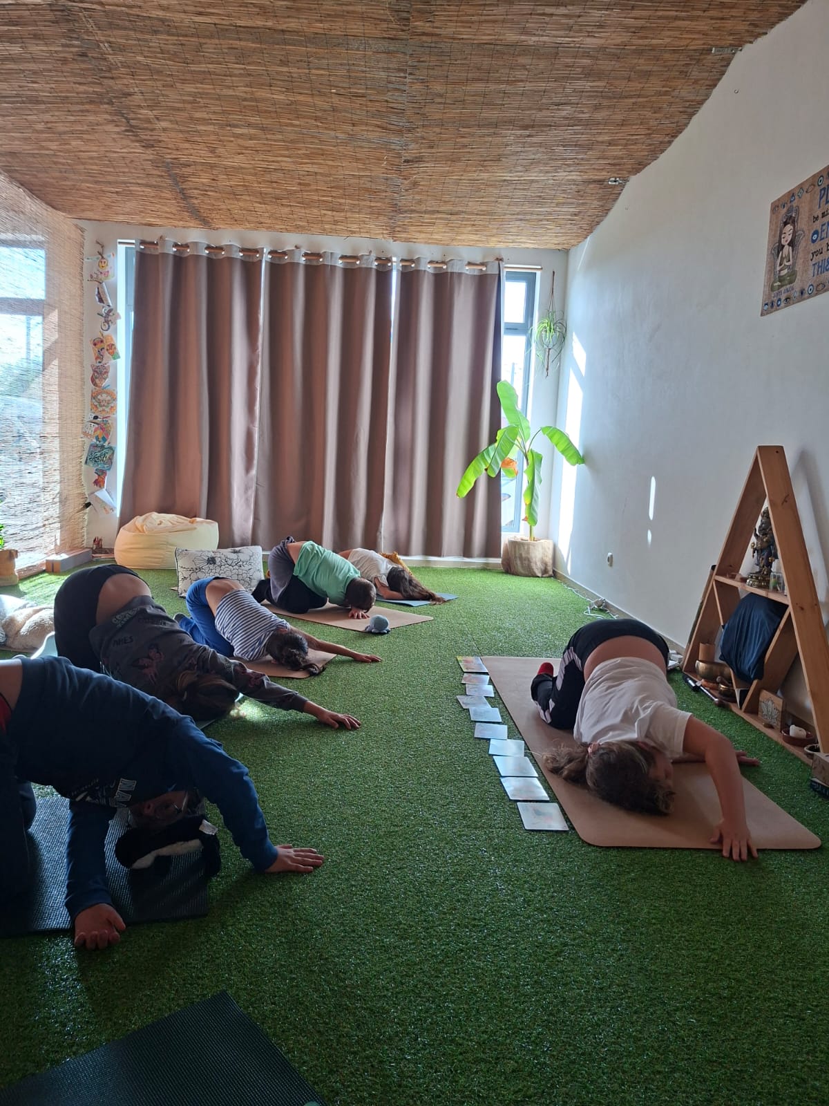 Grupo de crianças durante uma aula de yoga no estúdio