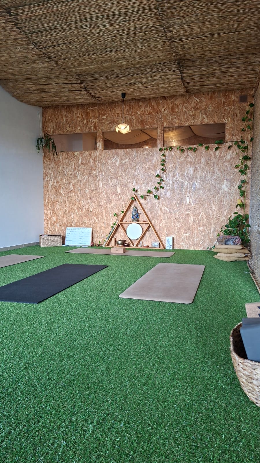 Participantes numa aula de yoga em grupo no estúdio
